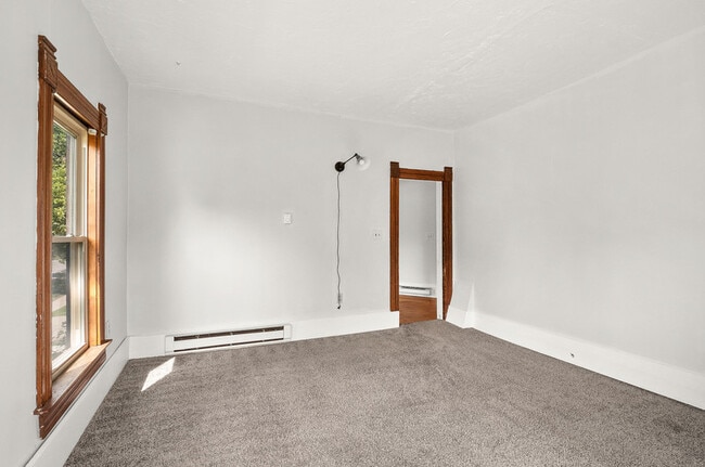 Building Photo - 564 Newbury St