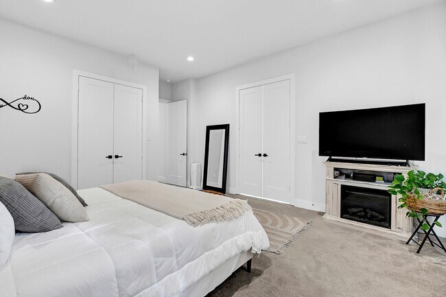 Building Photo - 5733 White Magnolia St.