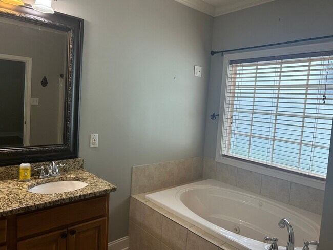 Building Photo - 2807 Oakleigh Twp Dr