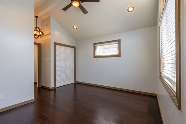 Building Photo - 3 Bed / 2 Bath San Bruno charmer is ready ...