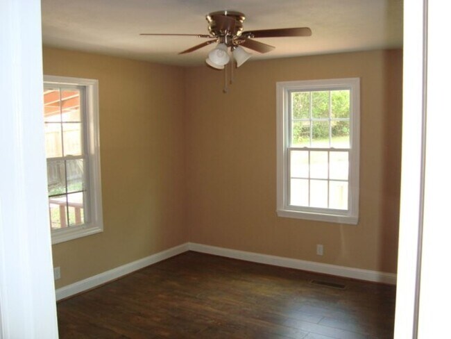 Building Photo - 3 bedroom/2 bathroom home with pool available to Rent February 1st!