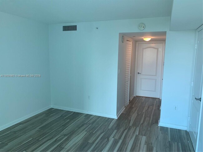 Building Photo - 2101 Brickell Ave