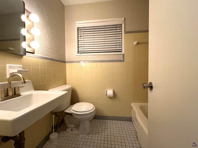 Building Photo - 4693 Twin Oak Dr