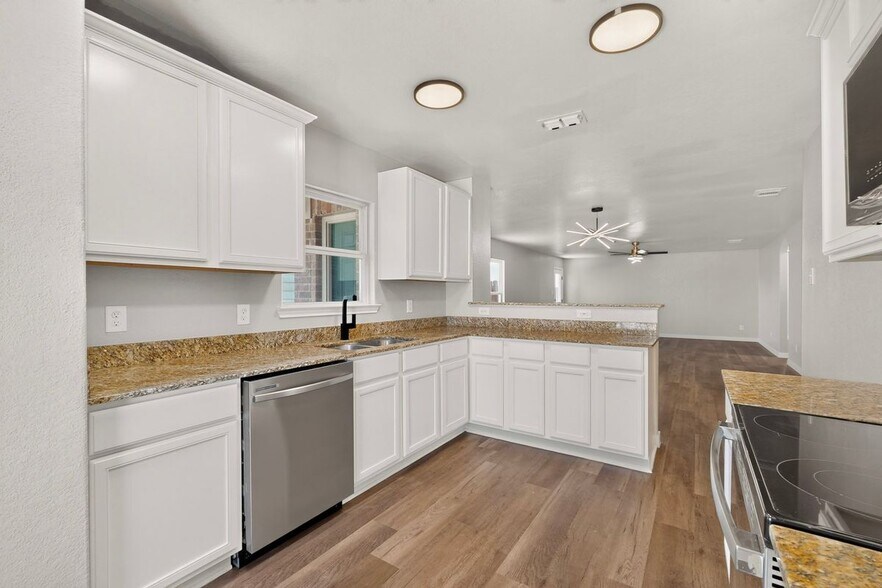 Building Photo - 15018 Silver Tree Cove