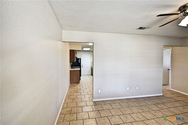 Building Photo - 525 Buttercup Ln