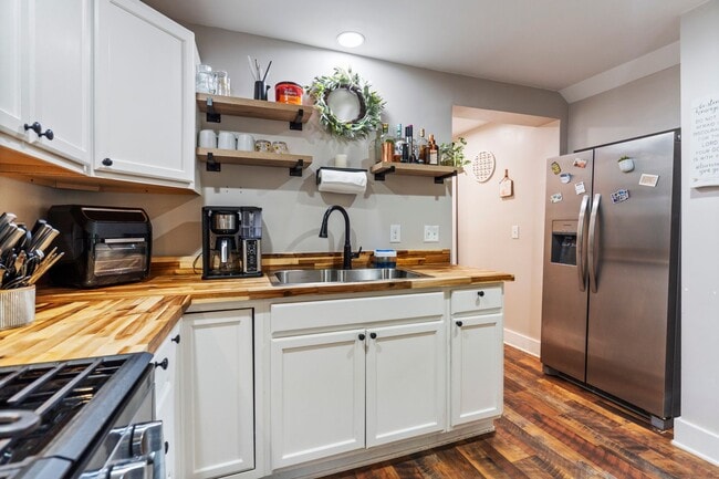 Building Photo - Updated Bungalow Close to Downtown