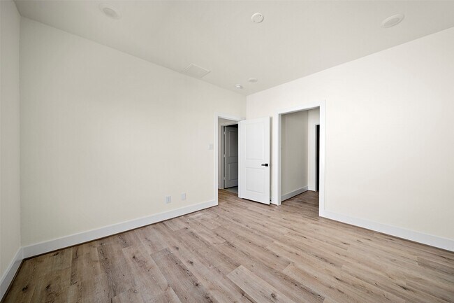 Building Photo - 2722 Nagle St