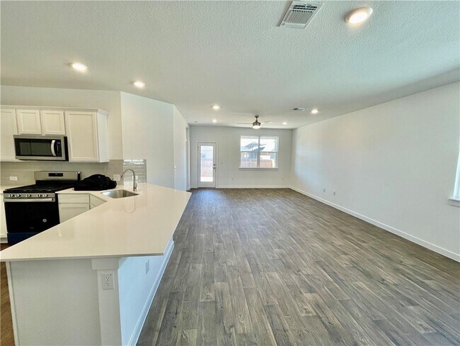 Building Photo - 3025 Egan Dr