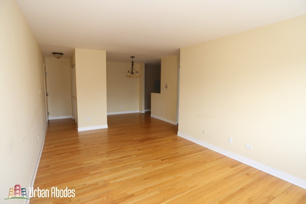 Building Photo - 637 W Wrightwood Ave