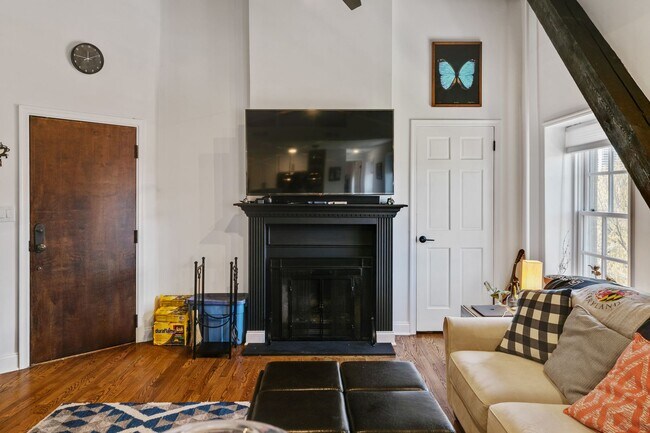 Building Photo - Beautiful Bi-level Condo For Rent In Fairmount With Parking!