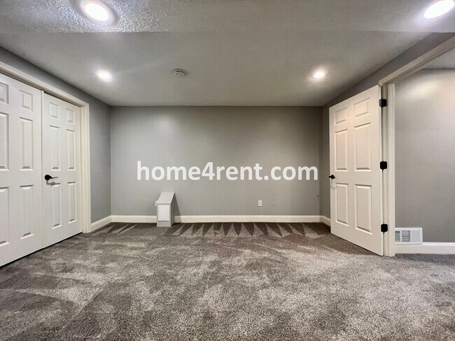 Building Photo - Fantastic Home in Blue Valley Schools w/ Hardwood Floors, Open Layout, Granite Counters, Finished...