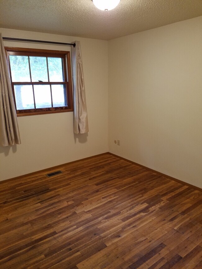Building Photo - 3 Bedroom Home - Great Location - Available Soon