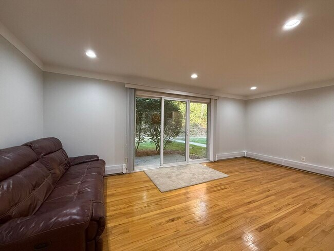 Building Photo - 1253 Island Dr