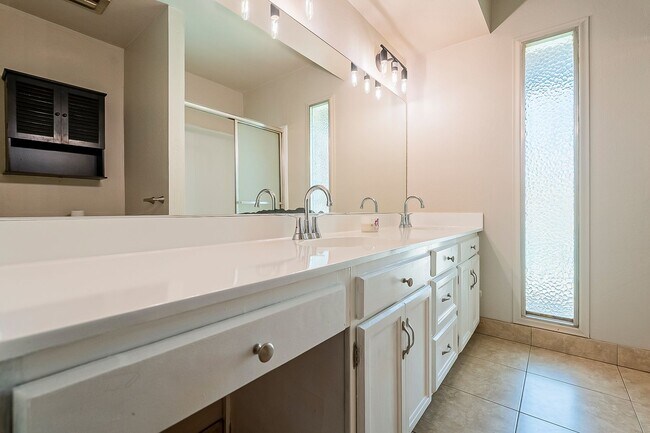 Building Photo - Move in Ready! 3 Bedrooms, 3 Bathrooms & P...
