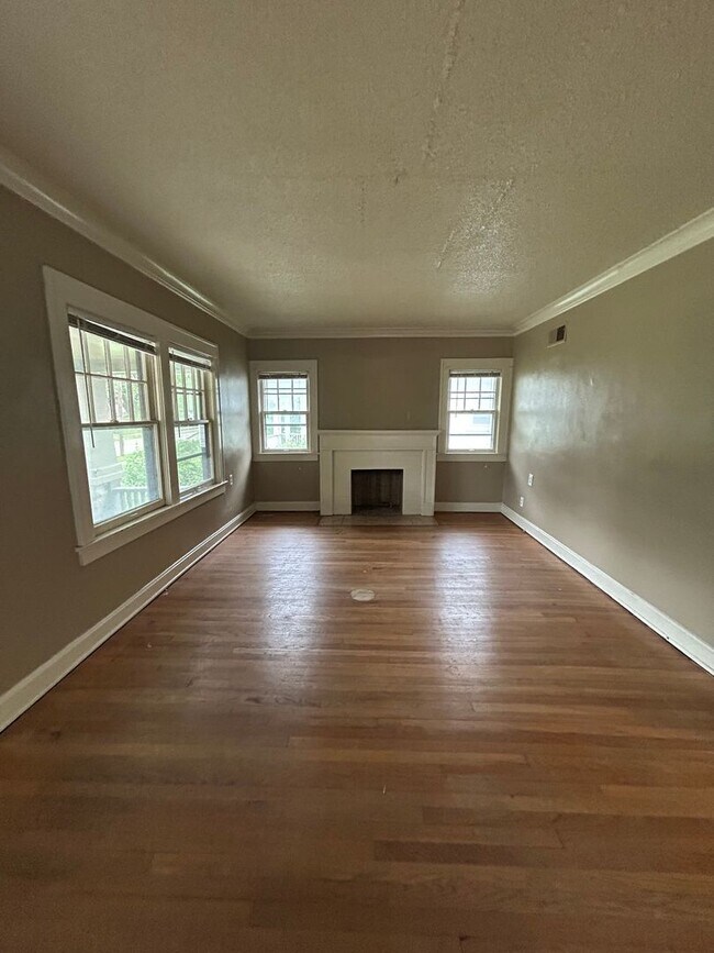 Building Photo - 3 BED 1.5 BATH HOME near UMKC! $1700.00!!!