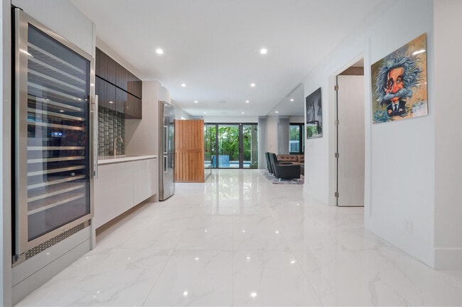 Building Photo - 106 NE 16th Terrace