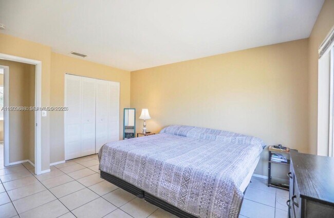 Building Photo - 250 SW Homeland Rd