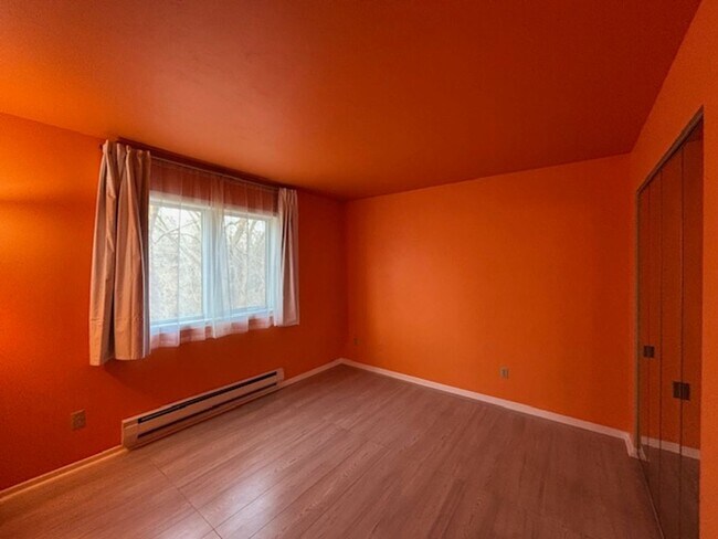 Building Photo - X-LARGE 1 BR/1 BA Condo Available 5/1 in a Beautiful St. Paul Neighborhood!