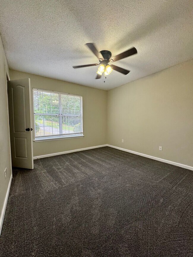 Building Photo - Your Private Retreat 3 Bedroom 2 Bath RentalAwaits!