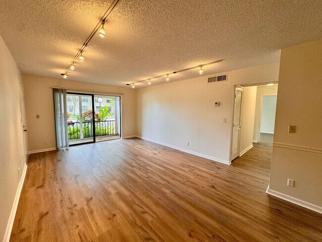 Building Photo - 9815 Pineapple Tree Dr