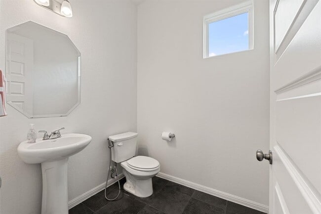 Building Photo - 6520 Verona Pl