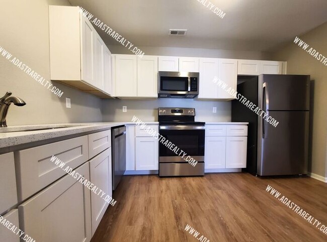 Building Photo - Gorgeous Remodeled Duplex in Baldwin City-...