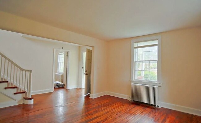 Building Photo - 2025-2026 School Year / 8 Bdrm / 3 Bath St...