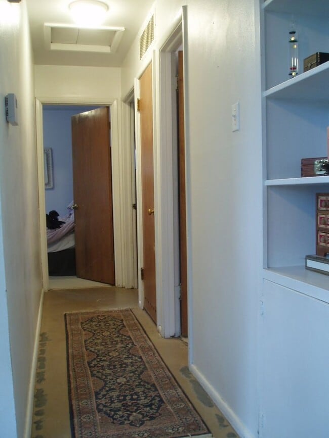 Building Photo - FREE 50in FLAT SCREEN TV Move in Special!!...