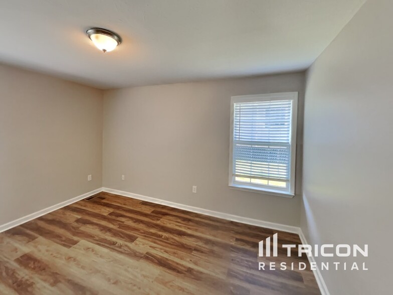 Building Photo - 1765 University Dr