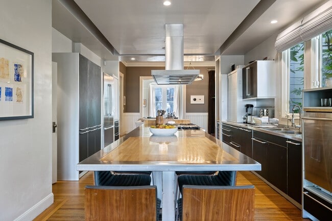 Building Photo - 2866 Pine St