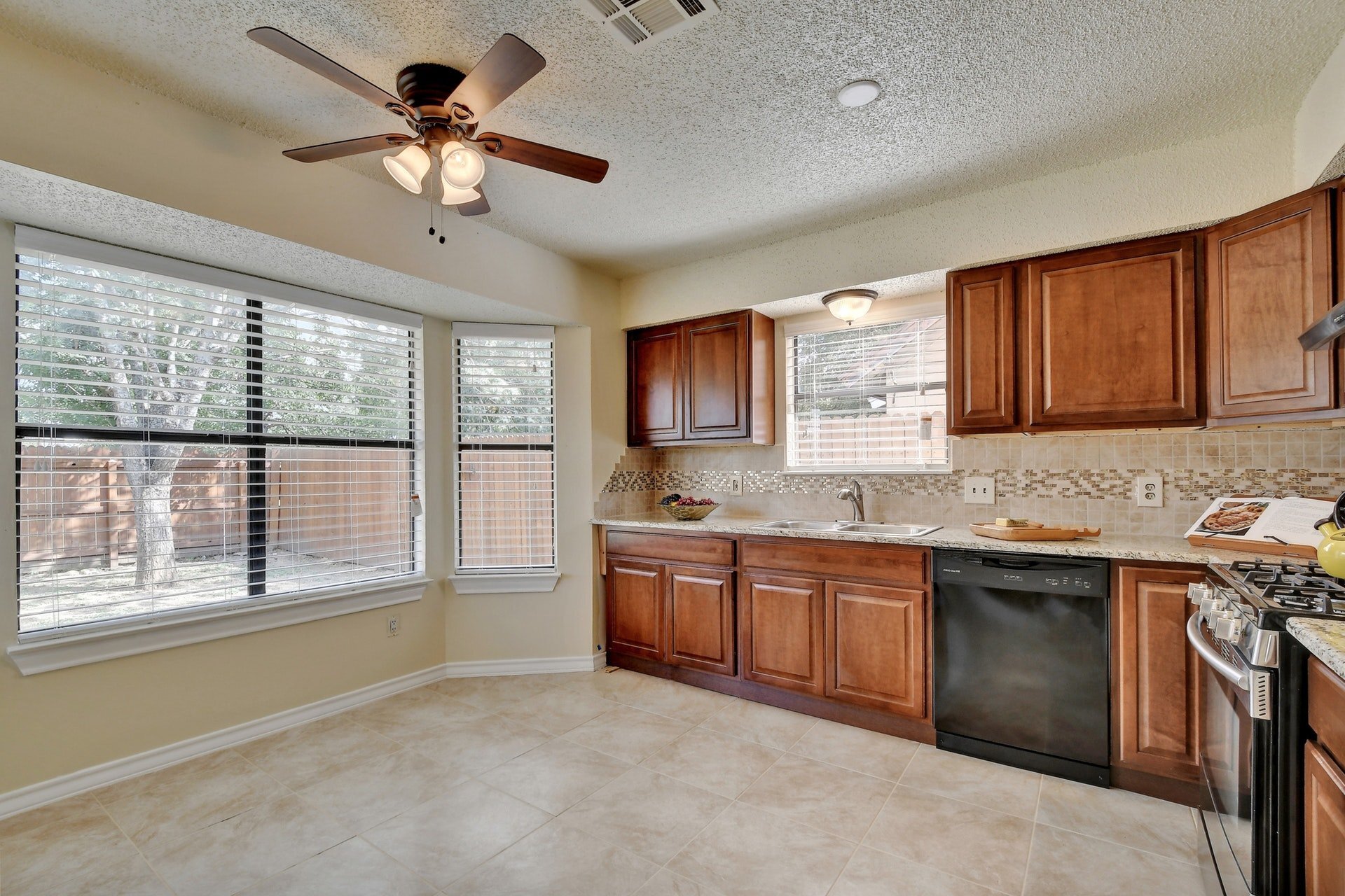 Building Photo - 1622 Peachtree Valley Dr