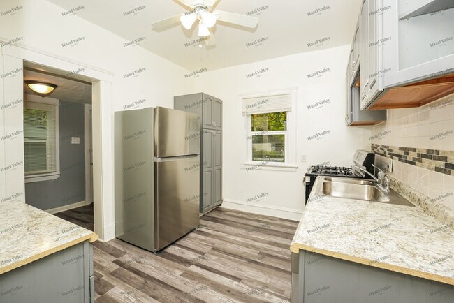 Building Photo - 912 Yellowstone Rd