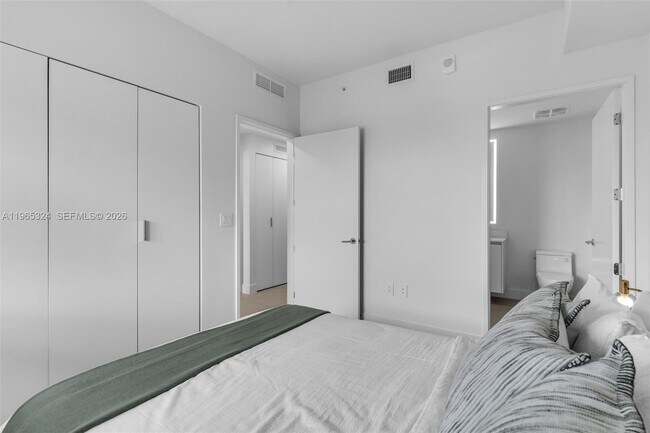 Building Photo - 700 NE 24th St