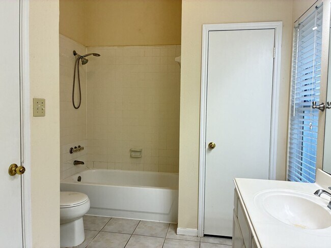 Building Photo - 11607 Lennington Dr