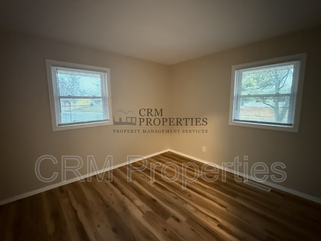 Building Photo - 5702 Mendota Dr