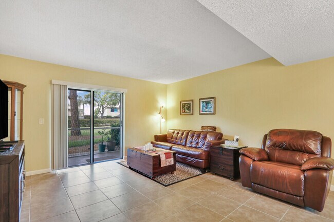 Building Photo - 18081 SE Country Club Dr
