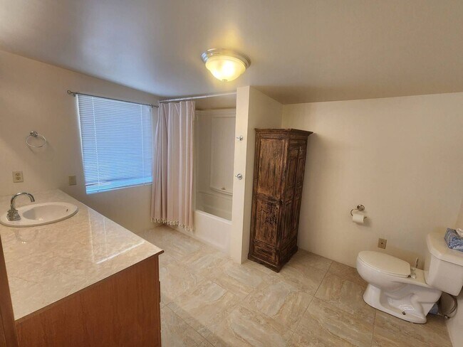 Building Photo - Beautifully Unique 3 bedroom 2 bath Home