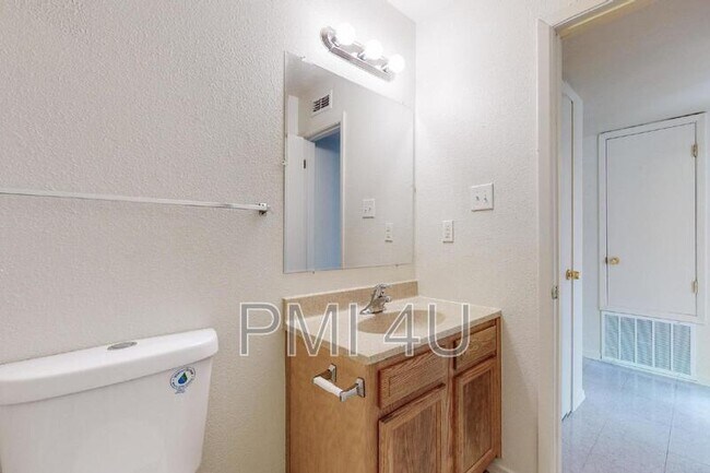 Building Photo - 233 Tennessee St NE