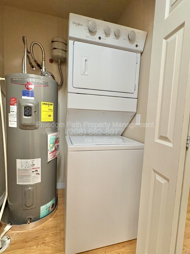 Building Photo - 310 N Promenade Loop