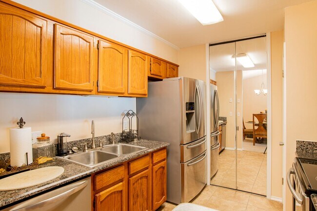 Building Photo - Well-maintained Pensacola Condo with Community Pool & Central Location