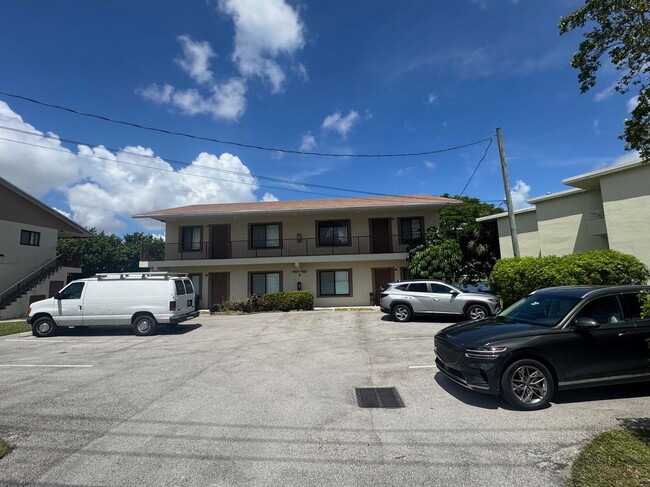 Building Photo - 1181 W River Dr