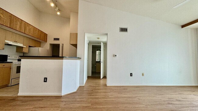 Building Photo - 719 Villa Cir