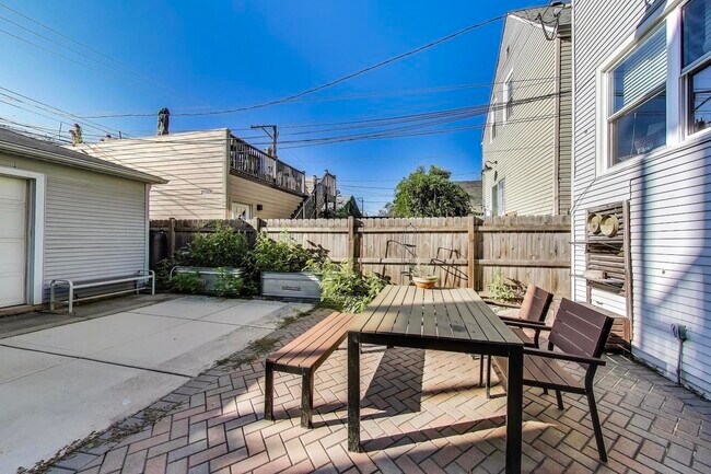 Building Photo - 2704 N Sacramento Ave