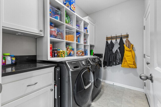 Building Photo - 5-bed, 3-bath Home in Scenic West Salem