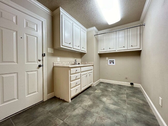 Building Photo - House Located Behind Market Street On Cul-De-Sac!