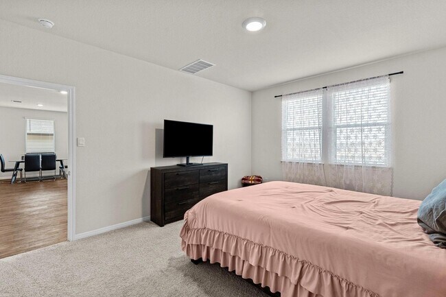 Building Photo - 381 Evergreen Sumac Lp