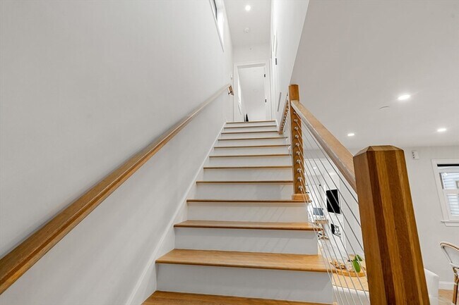 Building Photo - 722 E 5th St