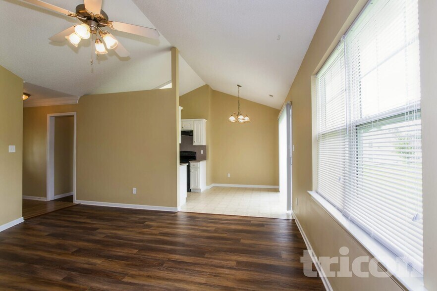 Building Photo - 2125 Sebastiani Dr