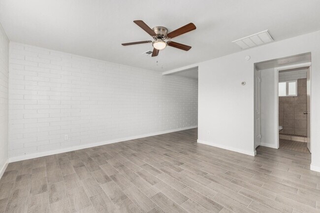 Building Photo - 1321 N 48th Pl