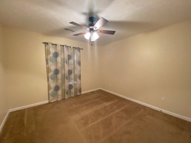 Building Photo - Move In Ready!!